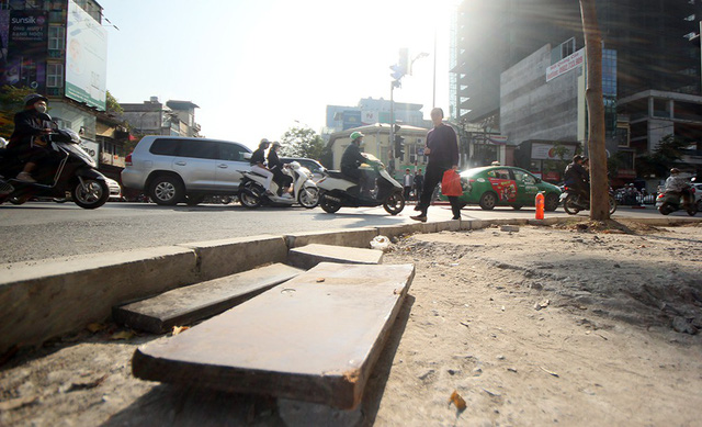 Hè phố Hà Nội ngổn ngang vì đá lát bền 70 năm